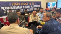 Mensesneg Prasetyo Hadi meninjau posko bantuan bencana Sumatra di Lanud Halim pada Rabu (10/12/2025).