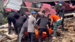 Personel gabungan Polda Sumut mengevakuasi jenazah korban banjir bandang dan longsor.