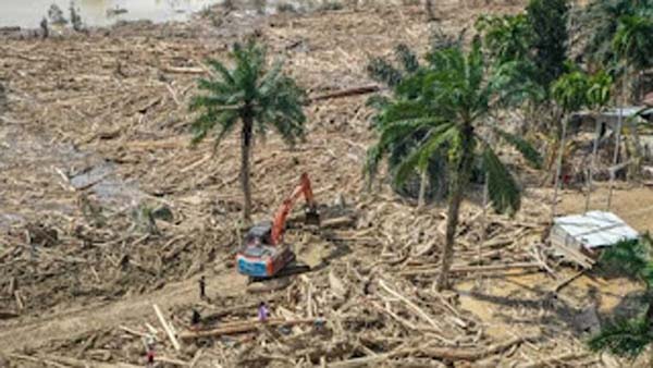 Petugas mengoperasikan eskavator untuk membersihkan jalan akses antardesa Aceh