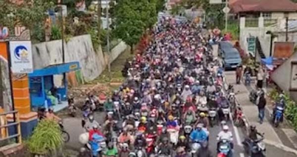 Ratusan Pengendara Roda Dua Padati Jalur Lembah Anai
