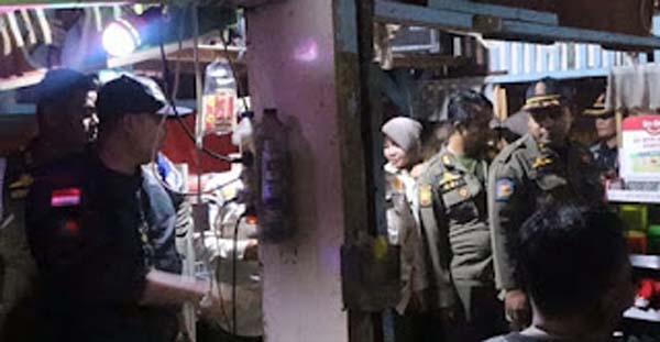 Sebuah warung diduga menjual minuman keras ditertibkan oleh Satpol PP Padang.