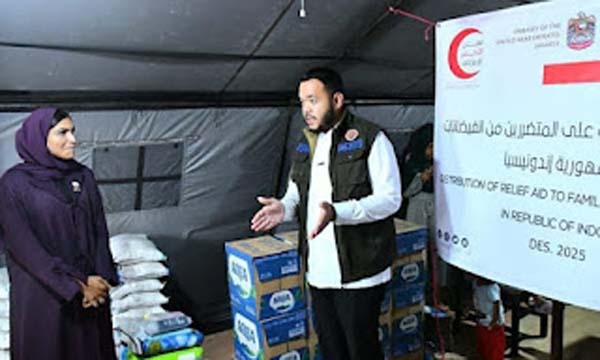 Wakil Dubes Uni Emirat Arab, Mrs. Shaima Al Hebsi, mendengarkan penjelasan dari Walikota Padang, Fadly Amran