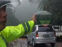 Evakuasi Truk Mogok di Panorama Dua, Pengendara Diminta Waspada