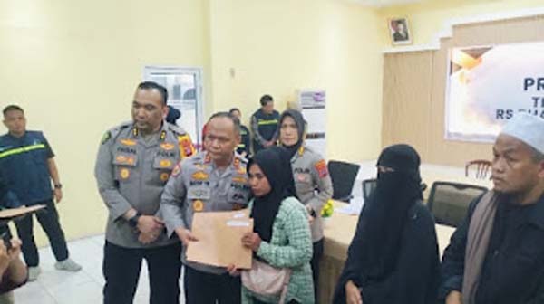 Kapolda Sumbar serahkan sertifikat kematian korban bencana kepada pihak keluarga.