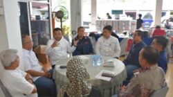 Wali Kota Padang Fadly Amran saat menerima bantuan