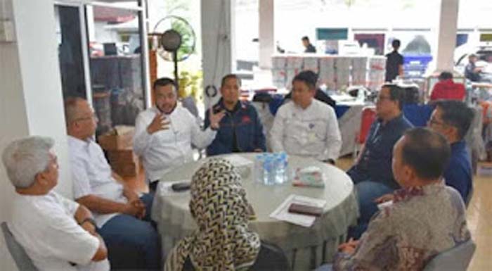 Wali Kota Padang Fadly Amran saat menerima bantuan