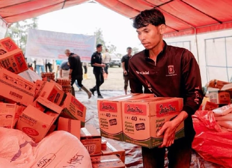 Bantuan bagi warga terdampak banjir dan longsor di Sumatera Barat, Sumatera Utara, dan Aceh, terus mengalir.