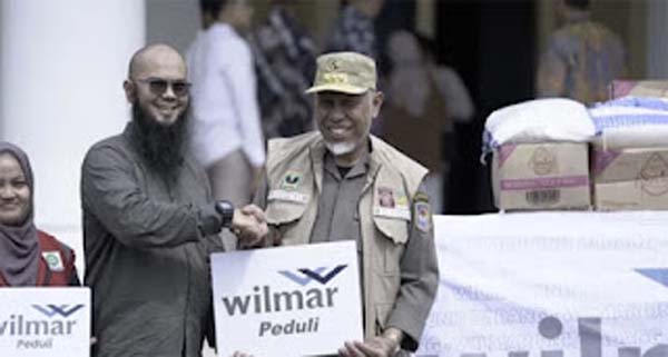 Wilmar Unit Padang menyerahkan bantuan