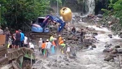 Tim gabugan membersihkan sisa material banjir bandang di objek wisata pemandian air panas