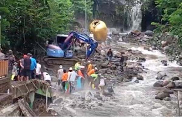 Tim gabugan membersihkan sisa material banjir bandang di objek wisata pemandian air panas