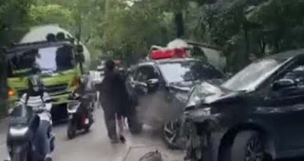 Truk bermuatan semen mundur di tanjakan Sitinjau Lauik, Kota Padang, Sumatera Barat.