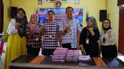 Penyerahan sertifikat PTSL Kajai oleh Kantah Pasbar.