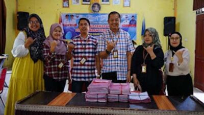 Penyerahan sertifikat PTSL Kajai oleh Kantah Pasbar.