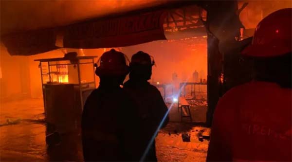 Petugas Pemadam Kebakaran Kota Padang berjibaku memadamkan api