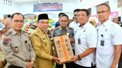 Wakil Wali Kota Padang, Maigus Nasir, menerima bantuan logistik secara simbolis