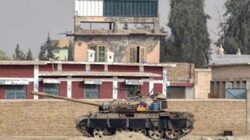 Kendaraan lapis baja Pakistan siaga di area perbatasan dengan Afghanistan.