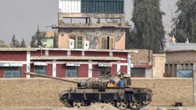 Kendaraan lapis baja Pakistan siaga di area perbatasan dengan Afghanistan.