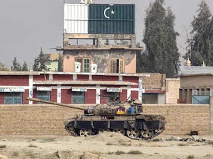 Kendaraan lapis baja Pakistan siaga di area perbatasan dengan Afghanistan.