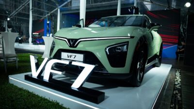 Modal dan Strategi VinFast VF7 Panaskan Segmen SUV Listrik.