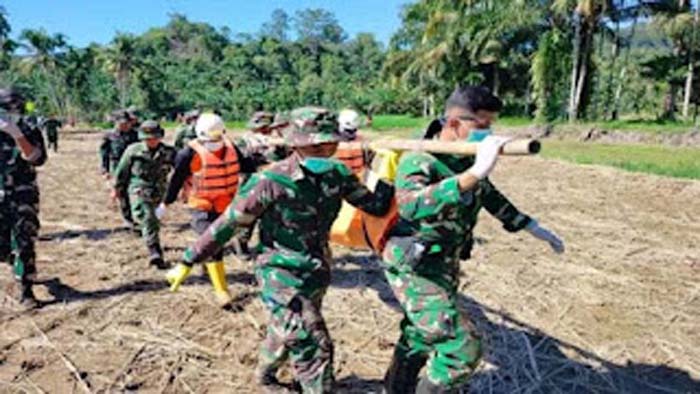 Anggota TNI AD sedang mengevakuasi korban meninggal dunia.