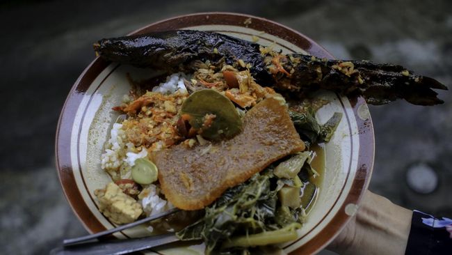 Kuliner legendaris di Jogja punya cita rasa autentik. Disebut legendaris, sebab beberapa di antaranya bertahan sejak tahun 1950-an.