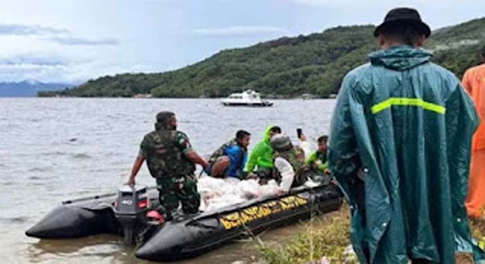 Pemkab Solok saat menyalurkan bantuan untuk korban banjir.