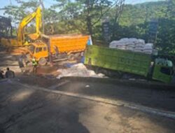 Kendaraan Bergantian Lewat Usai Truk Rebah di Sitinjau Lauik