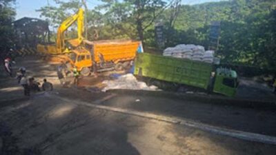 Sebuah truk terguling di tikungan Panorama Satu