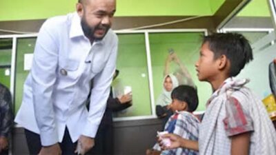 Wali Kota Padang Fadly Amran saat menyapa peserta Khitan Gratis