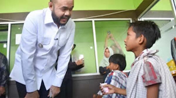 Wali Kota Padang Fadly Amran saat menyapa peserta Khitan Gratis