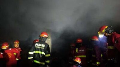 Dua Petak Toko di Lubuk Begalung Padang Terbakar.