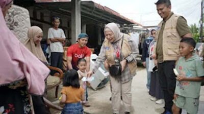 Direktur Commersial Banking BTN Hermita turun ke lapangan dan memberikan bantuan.