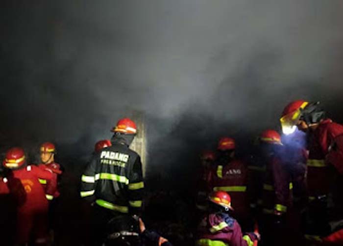 Dua Petak Toko di Lubuk Begalung Padang Terbakar.
