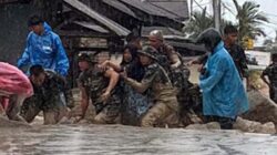 Evakuasi dua warga yang nyaris hanyut akibat galodo susulan di Jorong Pasa Maninjau.