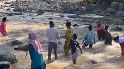 Banjir Bandang Ancam Permukiman Warga Lapau Mungguah Padang.
