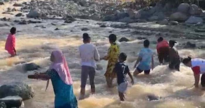 Banjir Bandang Ancam Permukiman Warga Lapau Mungguah Padang.