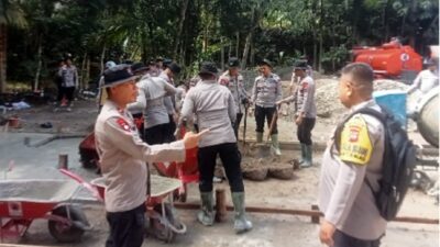 Anggota Polres Pesisir Selatan mulai membangun hunian sementara bagi korban bencana banjir.