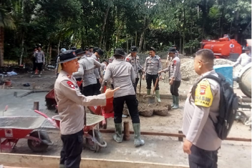 Anggota Polres Pesisir Selatan mulai membangun hunian sementara bagi korban bencana banjir.