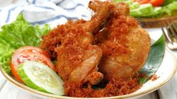 Ayam goreng bawang putih punya cita rasa nikmat dan lezat.