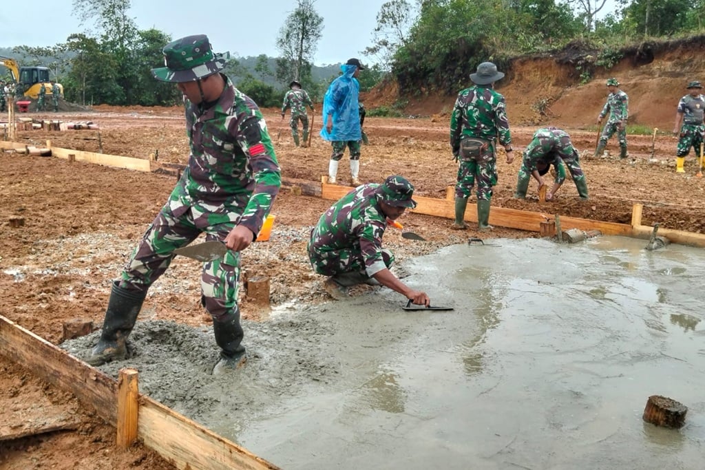 Prajurit TNI membangun hunian sementara bagi warga terdampak banjir Sumbar.