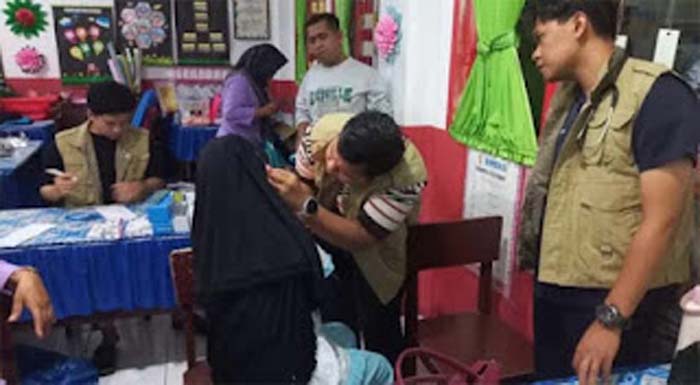 Tim dari Semen Padang Hospital tengah memeriksa kesehatan korban banjir bandang.