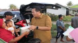 Wali Kota Pariaman, Yota Balad, menyalurkan bantuan.