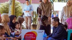 Indosat menyalurkan bantuan kepada warga terdampak banjir.