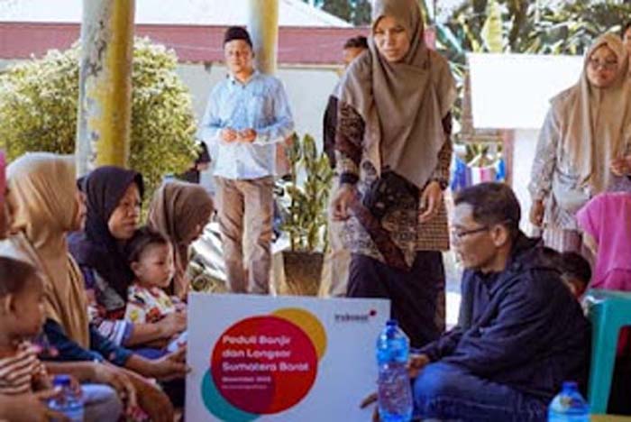 Indosat menyalurkan bantuan kepada warga terdampak banjir.