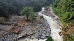 Kondisi jalan nasional yang menghubungkan Kota Padang ke Kota Padang Panjang hingga Kota Bukittinggi rusak akibat dihantam banjir bandang dan tanah longsor.