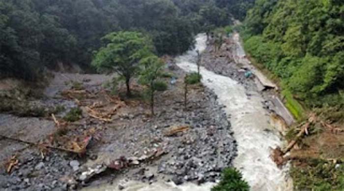 Kondisi jalan nasional yang menghubungkan Kota Padang ke Kota Padang Panjang hingga Kota Bukittinggi rusak akibat dihantam banjir bandang dan tanah longsor.