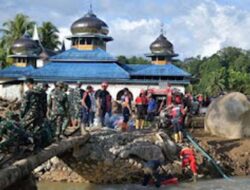 Masjid Syuhada Diprioritaskan, Semen Padang Kerahkan Tim dan Damkar Bersihkan Lumpur Tebal