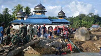 Masjid Syuhada Diprioritaskan, Semen Padang Kerahkan Tim dan Damkar Bersihkan Lumpur Tebal