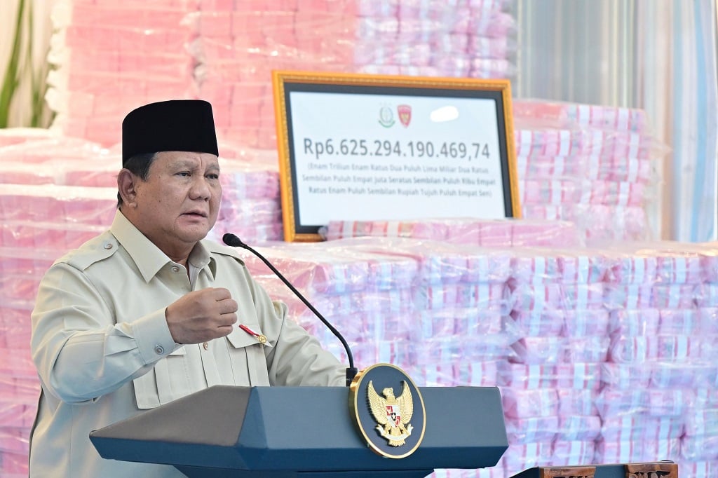 Presiden Prabowo Subianto berpidato saat penyerahan uang hasil denda atas pelanggaran administratif kawasan hutan di Gedung Bundar Kejaksaan Agung (Kejagung), Jakarta, Rabu (24/12/2025).