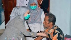 Istri Wali Kota Padang, Dian Puspita Fadly, memeriksa kondisi kesehatan.